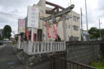 座間神社入り口